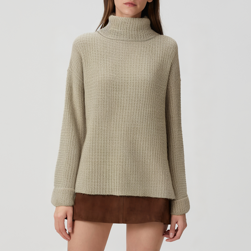 Casual loose-fitting women's turtleneck sweater